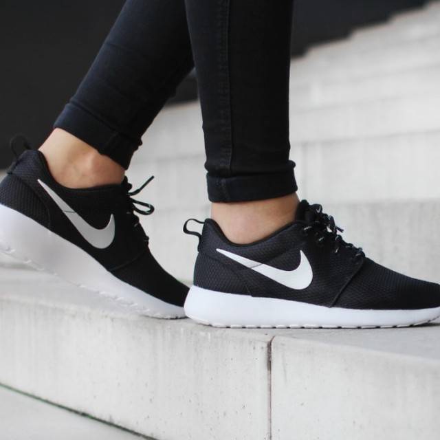 รองเท้าผ้าใบ- Nike 